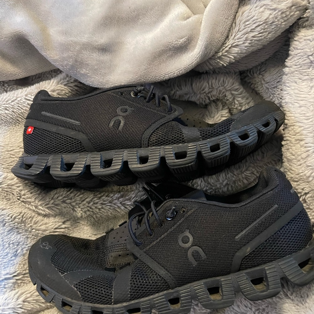 On Cloud 5 Waterproof Slip On Black Bungee Running Sneaker Women's Sz 6 (VGC)